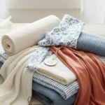 une pile de tissus tendances pour l"été