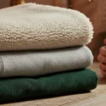 une pile de tissus chaud