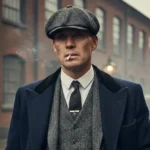 Un homme d'une quarantaine d'années habillé dans le style peaky blinders